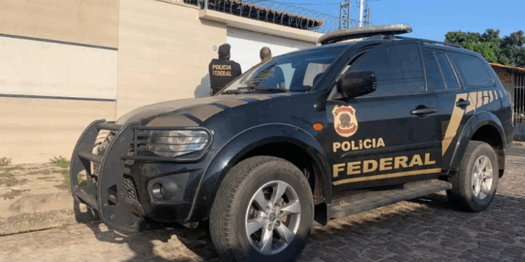 A Polícia Federal, com apoio do MPF e autoridades dos EUA, desmonta esquema de exportação ilegal de medicamentos controlados, prende líder nos EUA e investiga lavagem de dinheiro.