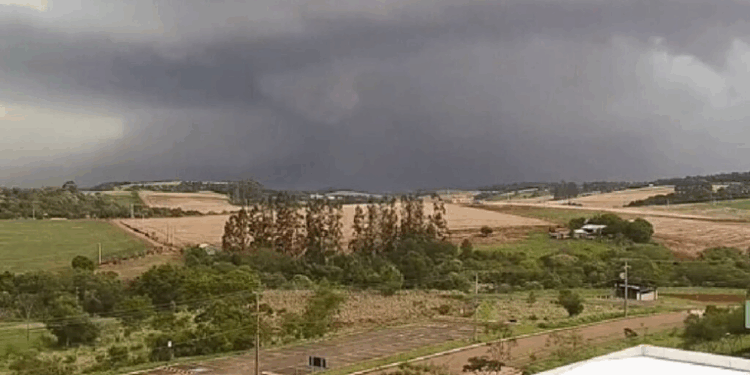Tornado F3 atinge Rio Bonito do Iguaçu (PR) e deixa seis mortos e centenas de feridos