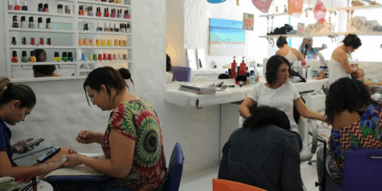 Anvisa proíbe duas substâncias usadas em esmaltação em gel por risco cancerígeno e reprodutivo