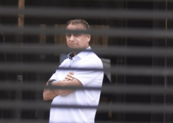 Bolsonaro poderá receber visitas de Nikolas e Magno Malta em prisão domiciliar, autoriza STF