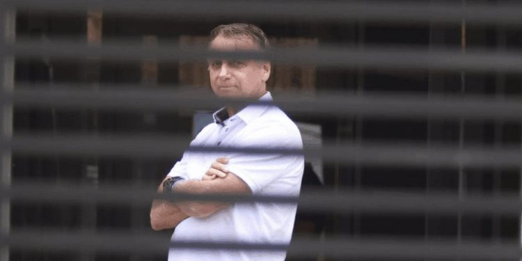Bolsonaro poderá receber visitas de Nikolas e Magno Malta em prisão domiciliar, autoriza STF