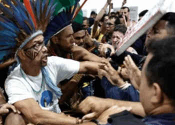 Indígenas e militantes do PSOL fazem protesto e invadem área da COP30 em Belém