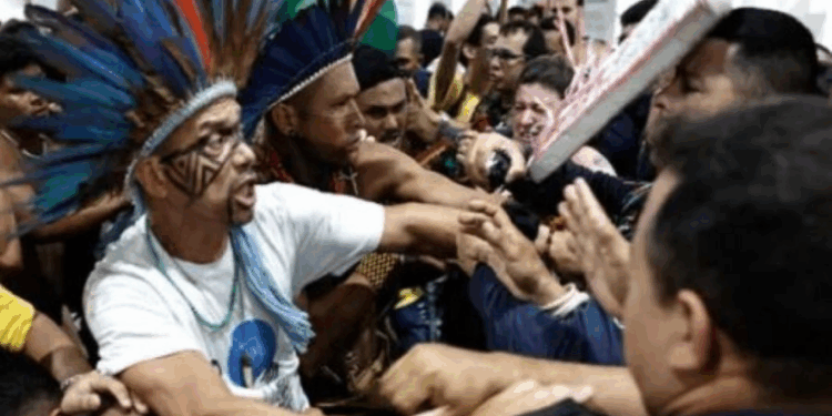 Indígenas e militantes do PSOL fazem protesto e invadem área da COP30 em Belém
