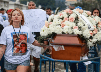 Famílias das vítimas da Operação Contenção deixam o IML e denunciam execuções na Penha e no Alemão; governo do Rio defende ação contra o tráfico.
