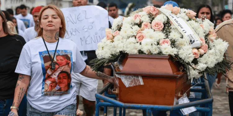 Famílias das vítimas da Operação Contenção deixam o IML e denunciam execuções na Penha e no Alemão; governo do Rio defende ação contra o tráfico.
