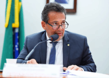 Câmara aprova PL que permite ex-cônjuges manterem plano de saúde após divórcio ou dissolução de união estável, com custos definidos em acordo.