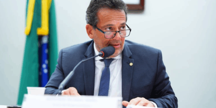 Câmara aprova PL que permite ex-cônjuges manterem plano de saúde após divórcio ou dissolução de união estável, com custos definidos em acordo.