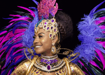 Escolas do Grupo Especial já realizam ensaios de rua no Rio, Niterói e Baixada rumo ao Carnaval 2026. Confira a programação completa, dias, horários e locais.