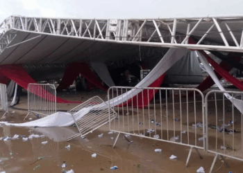 Um homem morreu e cerca de 40 ficaram feridos após a queda de uma estrutura metálica em festa de formatura em Regente Feijó, interior de São Paulo, devido a fortes rajadas de vento.