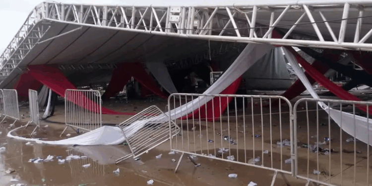 Um homem morreu e cerca de 40 ficaram feridos após a queda de uma estrutura metálica em festa de formatura em Regente Feijó, interior de São Paulo, devido a fortes rajadas de vento.