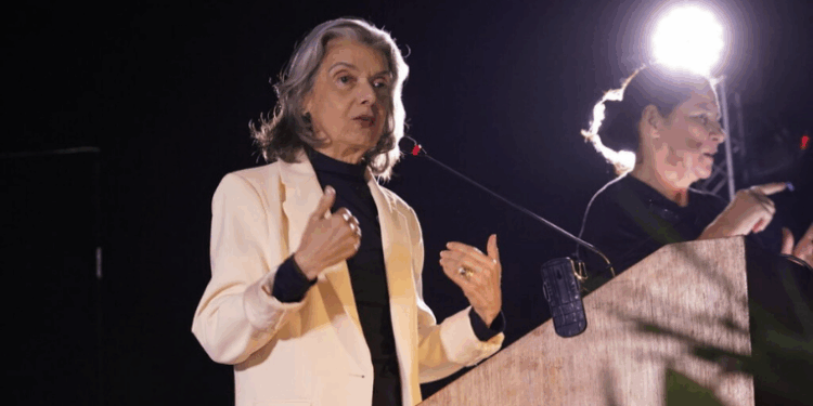 Ministra Carmén Lúcia alerta para riscos autoritários e afirma que “vida democrática se constrói todo dia”
