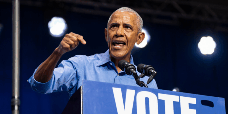 Barack Obama participa ativamente da campanha democrata, critica Donald Trump e apoia candidatas em estados estratégicos antes das eleições de meio de mandato nos EUA.