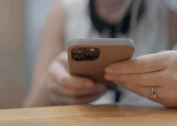 Distração com celular no vaso sanitário pode causar hemorroidas
