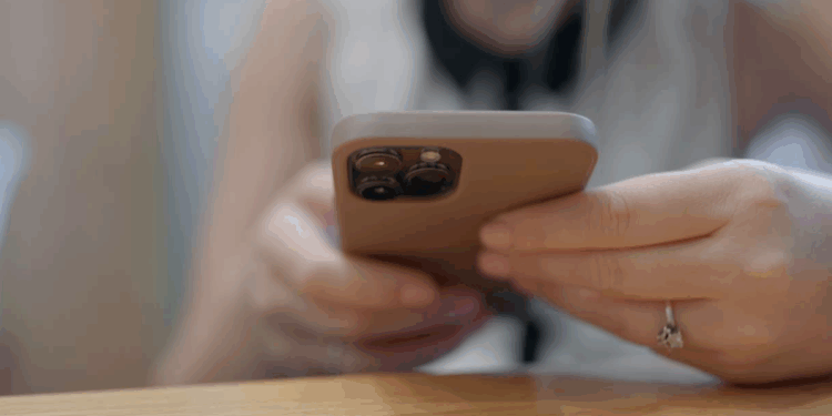 Distração com celular no vaso sanitário pode causar hemorroidas