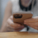 Distração com celular no vaso sanitário pode causar hemorroidas