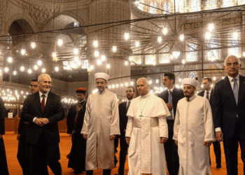 O Papa Leão XIV realiza visita à Mesquita Azul em Istambul e se reúne com líderes cristãos e muçulmanos, reforçando diálogo inter-religioso e apelando pela paz e unidade no mundo