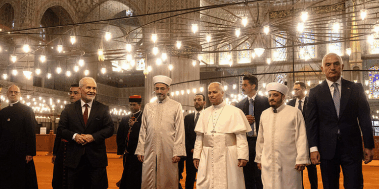 O Papa Leão XIV realiza visita à Mesquita Azul em Istambul e se reúne com líderes cristãos e muçulmanos, reforçando diálogo inter-religioso e apelando pela paz e unidade no mundo
