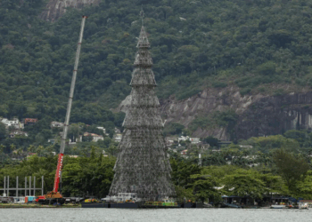 Árvore de Natal da Lagoa Rodrigo de Freitas retorna ao Rio de Janeiro após cinco anos com 60 metros de altura, 20 km de LED, shows gratuitos e iluminação sustentável até 6 de janeiro de 2026.