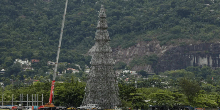 Árvore de Natal da Lagoa Rodrigo de Freitas retorna ao Rio de Janeiro após cinco anos com 60 metros de altura, 20 km de LED, shows gratuitos e iluminação sustentável até 6 de janeiro de 2026.