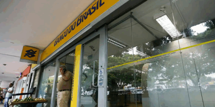 Consumidores têm até 30 de novembro para renegociar dívidas em bancos e instituições financeiras no Mutirão de Negociação e Orientação Financeira.