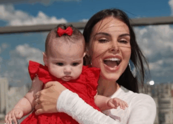 A influenciadora Amanda Kimberlly com sua filha Helena, de 1 ano, fruto do relacionamento com o jogador Neymar Jr. — recentemente submetida a cirurgia de emergência após acidente doméstico.