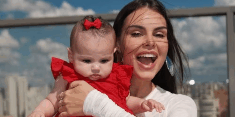 A influenciadora Amanda Kimberlly com sua filha Helena, de 1 ano, fruto do relacionamento com o jogador Neymar Jr. — recentemente submetida a cirurgia de emergência após acidente doméstico.