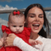 A influenciadora Amanda Kimberlly com sua filha Helena, de 1 ano, fruto do relacionamento com o jogador Neymar Jr. — recentemente submetida a cirurgia de emergência após acidente doméstico.