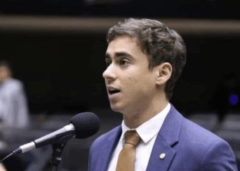 O Tribunal de Justiça do DF determinou que a rede social X apague, em até 48 horas, uma publicação do deputado Nikolas Ferreira (PL-MG) que chama o PT de “Partido dos Traficantes”. Decisão aponta dano à imagem do partido.