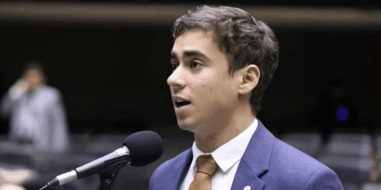 O Tribunal de Justiça do DF determinou que a rede social X apague, em até 48 horas, uma publicação do deputado Nikolas Ferreira (PL-MG) que chama o PT de “Partido dos Traficantes”. Decisão aponta dano à imagem do partido.