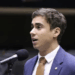 O Tribunal de Justiça do DF determinou que a rede social X apague, em até 48 horas, uma publicação do deputado Nikolas Ferreira (PL-MG) que chama o PT de “Partido dos Traficantes”. Decisão aponta dano à imagem do partido.
