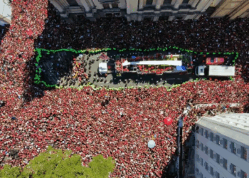 Milhares de torcedores do Flamengo tomaram as ruas do Centro do Rio para celebrar o quarto título da Libertadores. Festa reuniu famílias, histórias emocionantes e reforçou a paixão pelo futebol no Brasil.