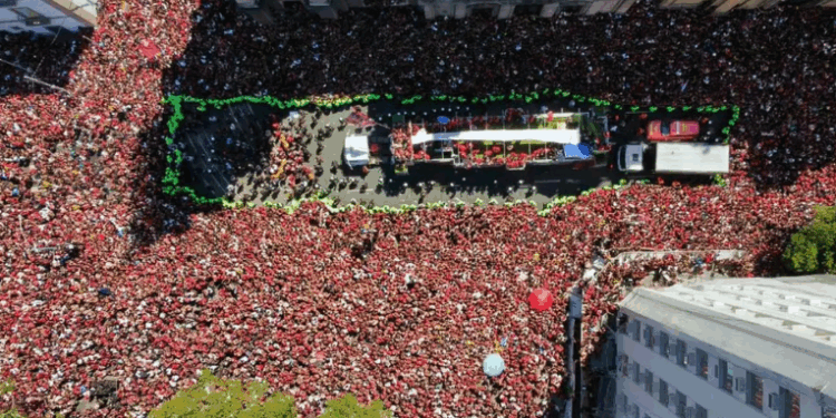 Milhares de torcedores do Flamengo tomaram as ruas do Centro do Rio para celebrar o quarto título da Libertadores. Festa reuniu famílias, histórias emocionantes e reforçou a paixão pelo futebol no Brasil.