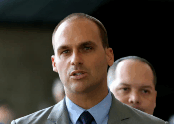 A Primeira Turma do STF vai analisar, de 14 a 25 de novembro, se recebe a denúncia da PGR contra Eduardo Bolsonaro (PL-SP) por coação no curso do processo. O deputado é acusado de tentar pressionar o Supremo em favor do ex-presidente Jair Bolsonaro.