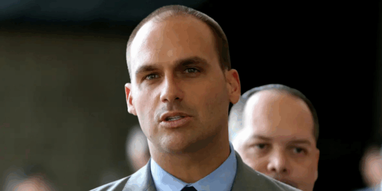 A Primeira Turma do STF vai analisar, de 14 a 25 de novembro, se recebe a denúncia da PGR contra Eduardo Bolsonaro (PL-SP) por coação no curso do processo. O deputado é acusado de tentar pressionar o Supremo em favor do ex-presidente Jair Bolsonaro.