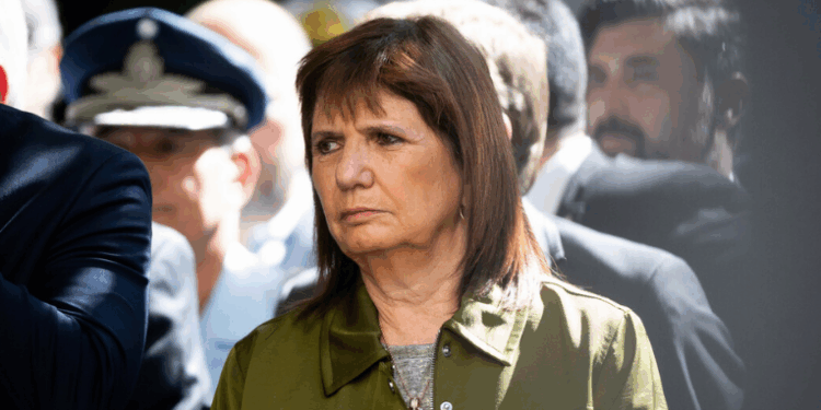 Patricia Bullrich antecipou sua renúncia ao Ministério da Segurança da Argentina para assumir o Senado. Na carta a Javier Milei, ela destacou seu legado e desejou sucesso à futura ministra Alejandra Monteoliva.