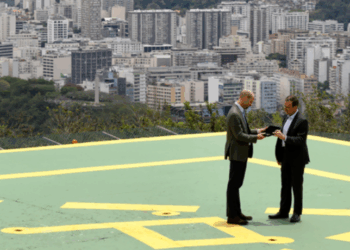 O príncipe William recebe a chave da cidade do Rio de Janeiro das mãos do prefeito Eduardo Paes e se prepara para a cerimônia do Prêmio Earthshot no Museu do Amanhã, que premiará iniciativas ambientais inovadoras.