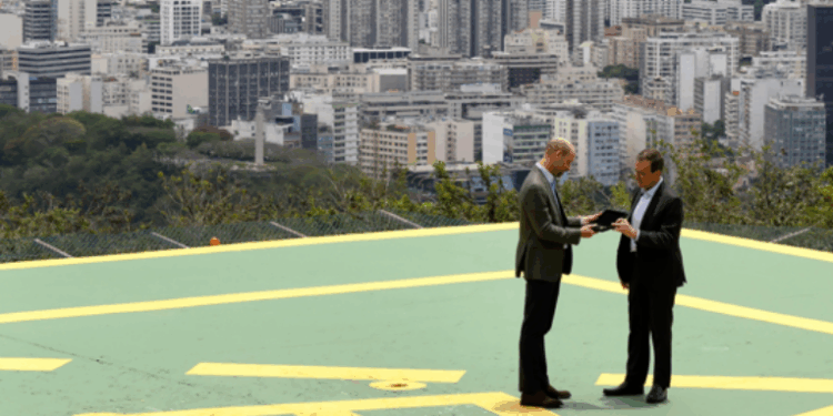O príncipe William recebe a chave da cidade do Rio de Janeiro das mãos do prefeito Eduardo Paes e se prepara para a cerimônia do Prêmio Earthshot no Museu do Amanhã, que premiará iniciativas ambientais inovadoras.