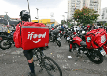 Lei aprovada no Rio regulamenta entregas em condomínios e residências, reforçando a segurança de entregadores de aplicativos e definindo regras claras para moradores e empresas.