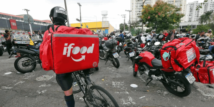 Lei aprovada no Rio regulamenta entregas em condomínios e residências, reforçando a segurança de entregadores de aplicativos e definindo regras claras para moradores e empresas.