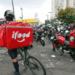 Lei aprovada no Rio regulamenta entregas em condomínios e residências, reforçando a segurança de entregadores de aplicativos e definindo regras claras para moradores e empresas.