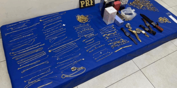 Quadrilha é presa com mais de 1 quilo de joias furtadas na BR-101, em Casimiro de Abreu