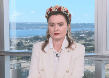 Júlia Zanatta acusa Galinha Pintadinha de doutrinação e lança paródia “Galinha Armadinha”