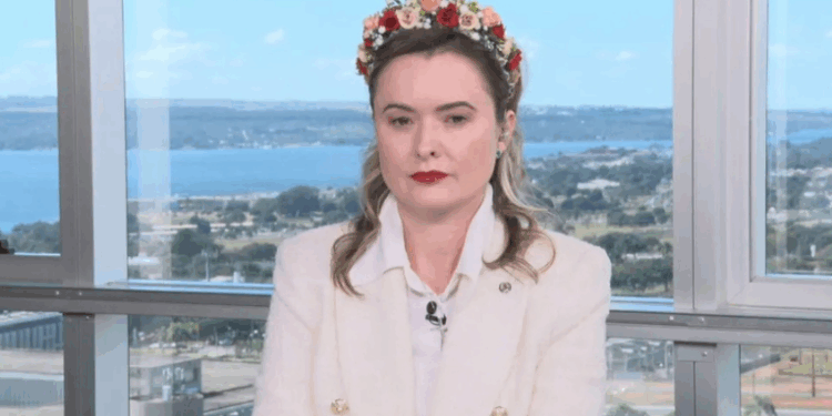 Júlia Zanatta acusa Galinha Pintadinha de doutrinação e lança paródia “Galinha Armadinha”