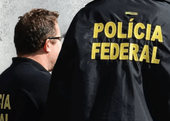 Chefe da Polícia Civil do Espírito Santo é alvo de denúncia na PF por suspeita de coação e obstrução de investigação. Entenda o caso.