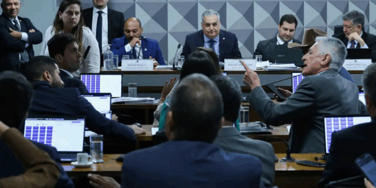 CPMI do INSS aprova 393 requerimentos, incluindo pedidos de prisão preventiva, e investiga esquema de descontos irregulares em benefícios previdenciários; governo já restituiu R$ 2,56 bilhões a segurados.
