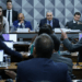 CPMI do INSS aprova 393 requerimentos, incluindo pedidos de prisão preventiva, e investiga esquema de descontos irregulares em benefícios previdenciários; governo já restituiu R$ 2,56 bilhões a segurados.