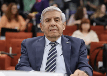 PGR se manifesta a favor da prisão domiciliar de Augusto Heleno, de 78 anos, por problemas de saúde graves. Decisão final será do STF, relatada por Alexandre de Moraes.