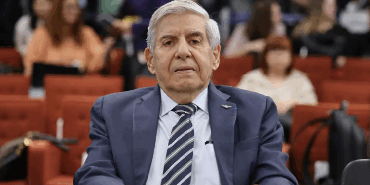 PGR se manifesta a favor da prisão domiciliar de Augusto Heleno, de 78 anos, por problemas de saúde graves. Decisão final será do STF, relatada por Alexandre de Moraes.