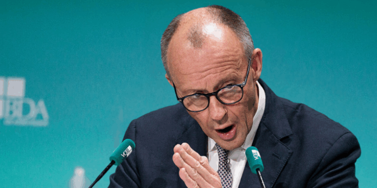 Friedrich Merz critica pão em Angola e compara Brasil à Alemanha, gerando reação de Lula, que destacou a qualidade da culinária do Pará e pediu maior apreciação da cultura local.