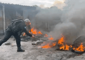 Começou a Operação Barricada Zero no Rio de Janeiro, ação que visa remover barricadas em comunidades da região metropolitana, garantindo segurança e mobilidade. Foram retiradas 92 toneladas de materiais e quatro pessoas presas na Cidade de Deus.